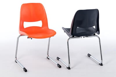 Widerstandsfähige Schulstühle mit C-Freischwinger für Klassenräume